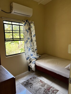 2 makuuhuonetta, silitysrauta/-lauta, ilmainen Wi-Fi, vuodevaatteet