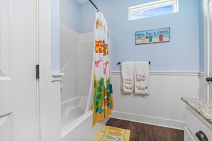 Combined shower/tub, towels