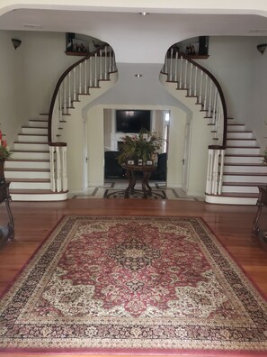 المنشأة من الداخل