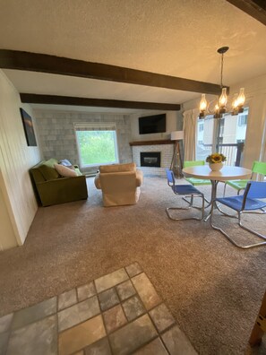 Smart TV, fireplace, ping pong, stereo