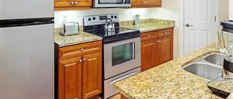 Refrigerador, microondas, horno y parrilla de estufa