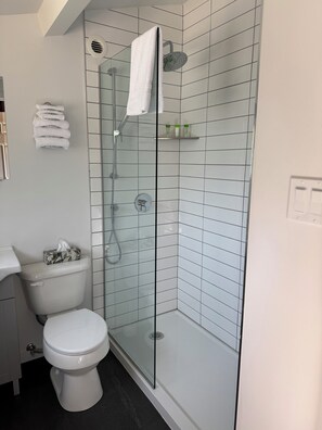 基本小屋 | 浴室 | 花灑/浴缸組合、免費梳洗用品、風筒、提供毛巾