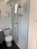 基础小屋 | 浴室 | 淋浴/盆浴组合、免费洗浴用品、吹风机、毛巾