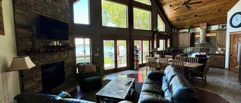 Smart-tv, een open haard, een dvd-speler en een stereo