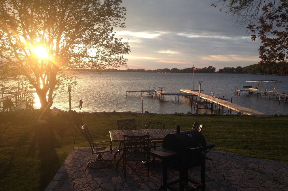 The Lakehouse at Johnson Lake - Perfect for lakefront stays any time of the year