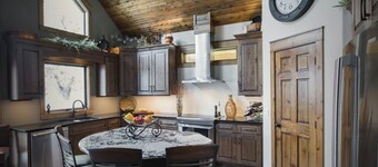 The Lakehouse at Johnson Lake – Your Perfect Getaway!