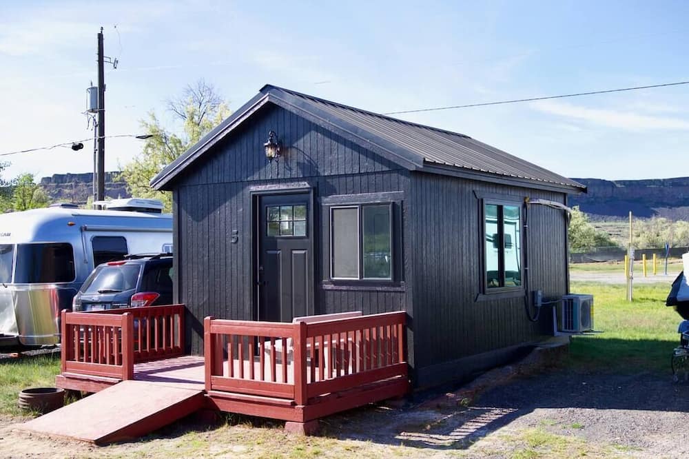 Cabin at Blue Lake in Central Washington (Cabin 8)