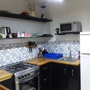 Microwave, cookware/dishes/utensils - Color security cover 100 m behind Hôtel Maképé palace av cuisine américaine (Douala)