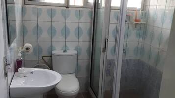 Douche, serviettes fournies