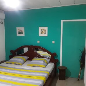 2 bedrooms, iron/ironing board, WiFi, bed sheets - Color security cover 100 m behind Hôtel Maképé palace av cuisine américaine (Douala)