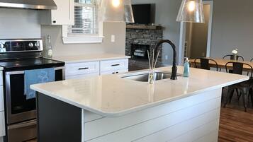 Een koelkast, een microgolfoven, een oven, een kookplaat