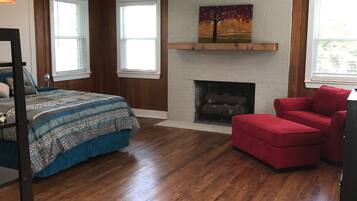 3 bedrooms, desk, free WiFi, bed sheets