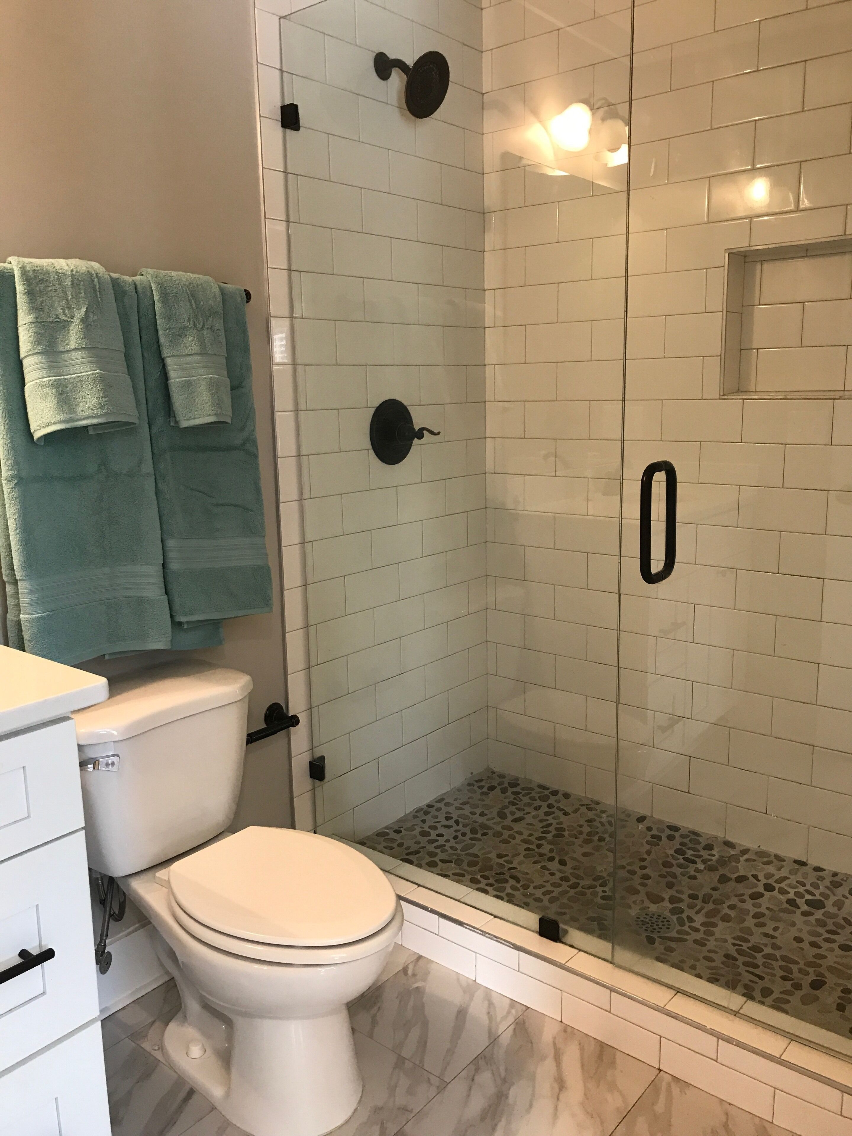 Combined shower/tub, towels, toilet paper