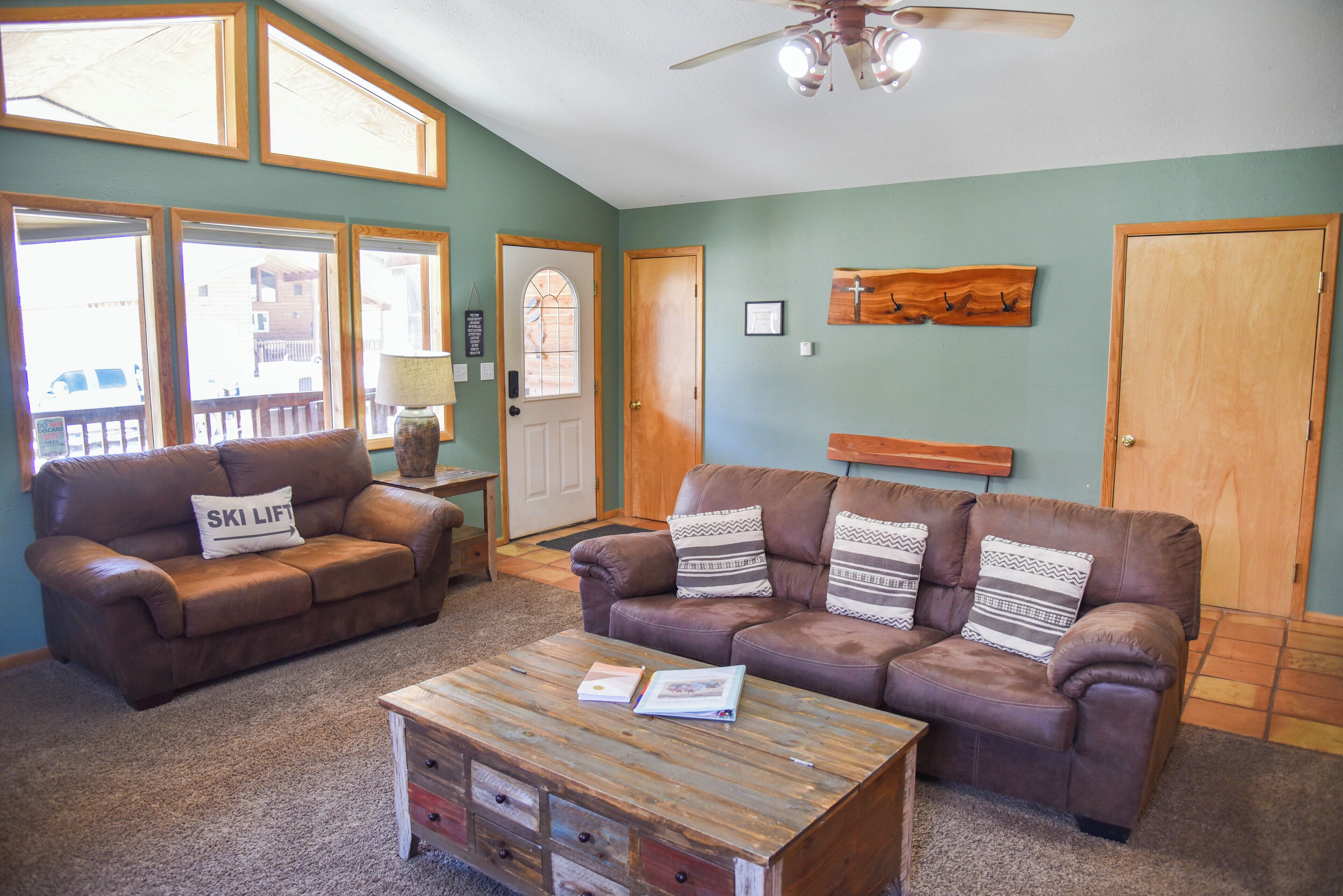 Télévision, cheminée, lecteur de DVD