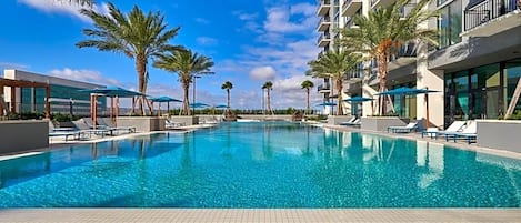 Una piscina al aire libre, una piscina climatizada