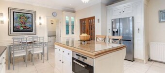 MANSION SLEEPS 12 EASY ACCESS TO CITY