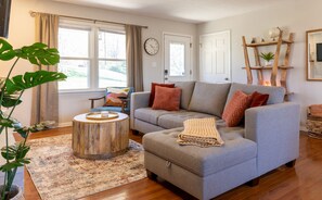 Smart TV, caminetto, videogiochi, tavolo da ping pong