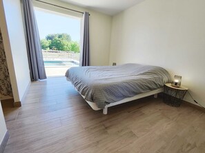 3 bedrooms, iron/ironing board, bed sheets