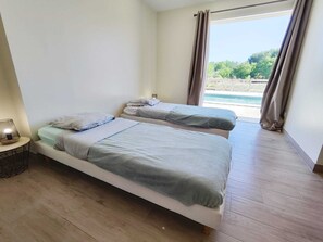 3 bedrooms, iron/ironing board, bed sheets