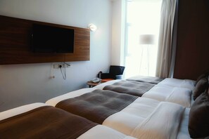 Quarto quádruplo luxo | Escrivaninha, quartos à prova de som, roupa de cama