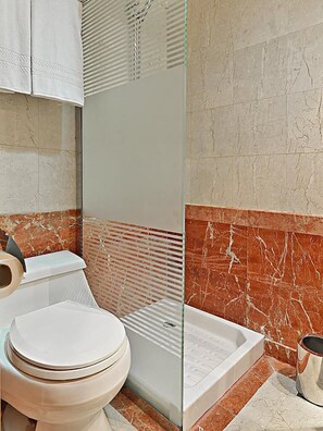A modern bathroom with a toilet, bidet, and shower area. - Nour Al Thuria Hotel (Makkah)