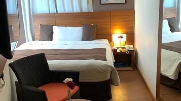 Skrivebord, lydisolert og sengetøy