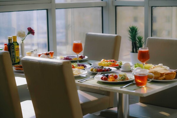 Dagelijks ontbijtbuffet (SAR 30 per persoon)