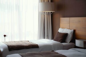 Deluxe Twin Room | Desk, soundproofing, bed sheets