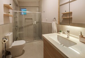 Luxury Apartment, 1 Bedroom, Kitchen | Bilik Mandi | Pancuran mandi, hulu semburan mandi hujan, pengering rambut, selipar 