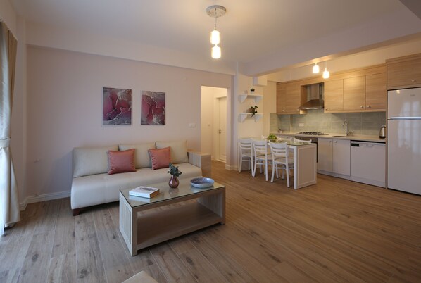 Appartement luxueux, 1 chambre, cuisine | Aire de séjour | Téléviseur connecté de 43 po avec télévision par satellite, téléviseur