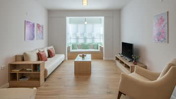 Apartamento superluxo | Área de estar | Smart TV 43 polegadas com canais via satélite, TV