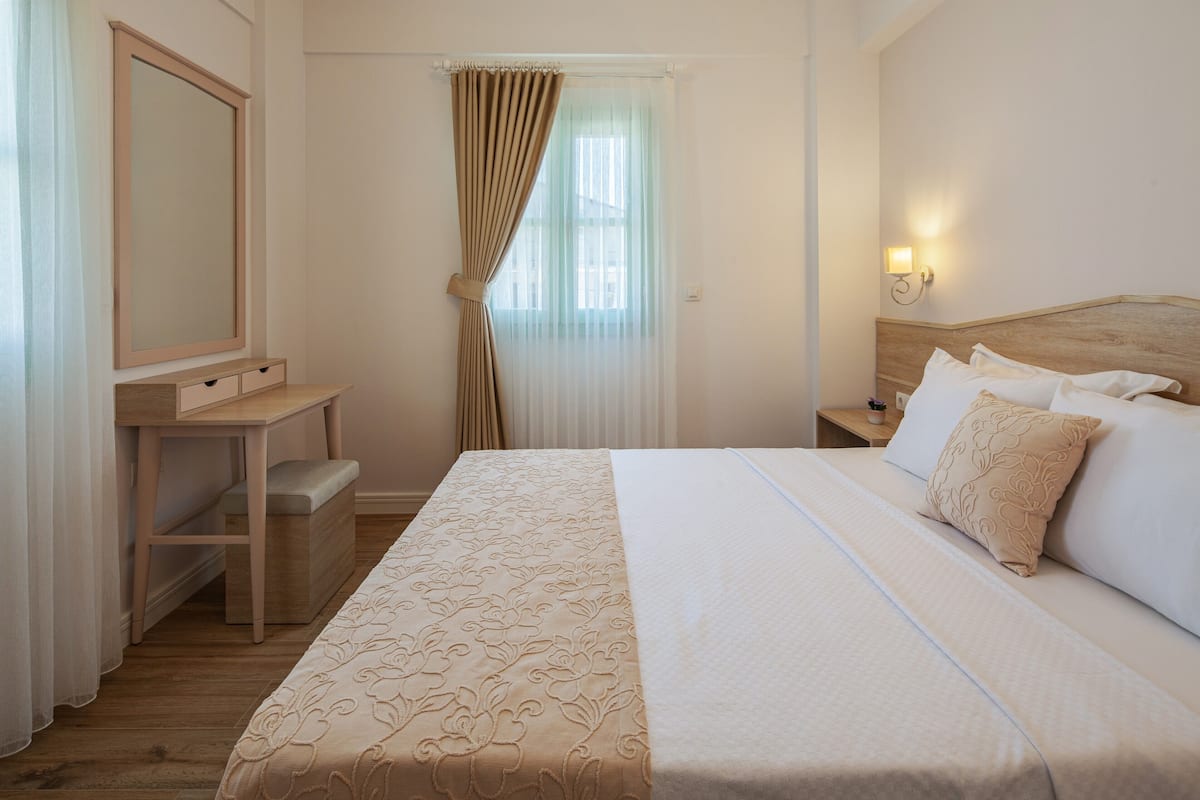 1 bedroom, Egyptian cotton sheets, premium bedding, in-room safe