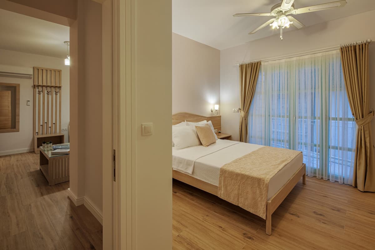 1 bedroom, Egyptian cotton sheets, premium bedding, in-room safe