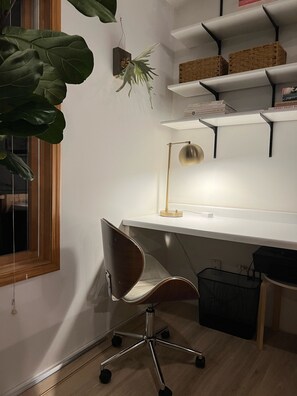 2 habitaciones, caja de seguridad en la habitación y escritorio 