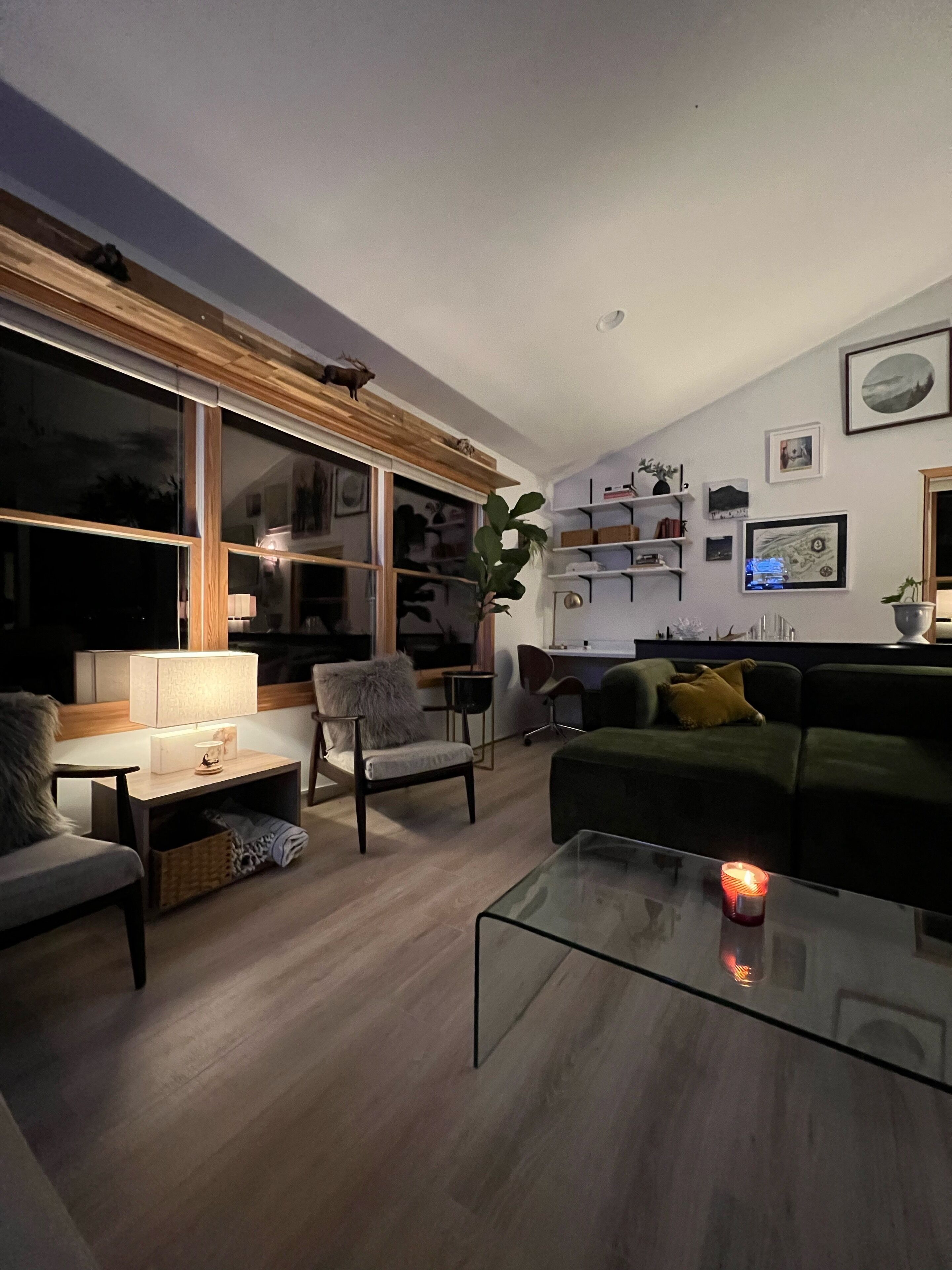 TV connectée, lecteur de DVD, livres, chaîne hi-fi