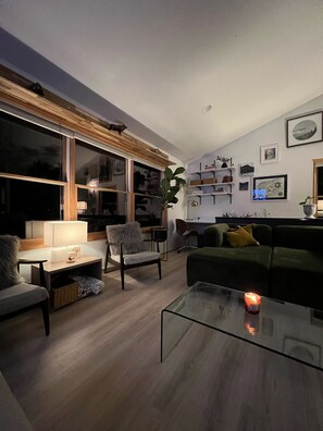 Smart TV, DVD player, books, stereo