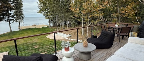 Une terrasse dotée de mobilier d’extérieur, d’une table ronde et d’une plante en pot.