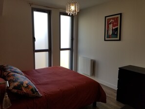 2 slaapkamers, een strijkplank/strijkijzer, reisbedje, gratis wifi