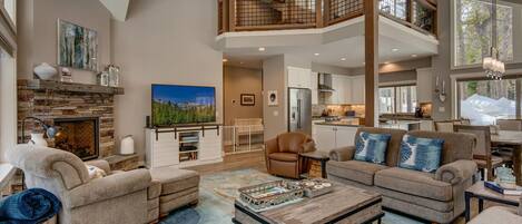 Télévision à écran plat, cheminée