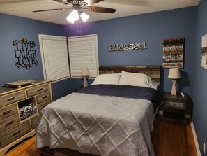 3 bedrooms, in-room safe, free WiFi, bed sheets - Beautiful 3 bedroom spacious home. (Excelsior Springs)