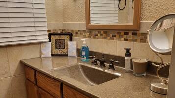 Regadera y papel de baño