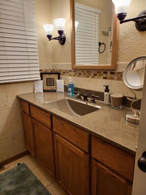 Shower, toilet paper - Beautiful 3 bedroom spacious home. (Excelsior Springs)