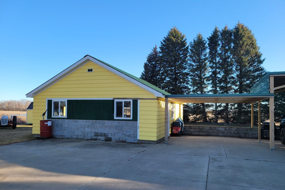 Open floor plan, Kitchen, bathroom, sleeps 4, Country Setting