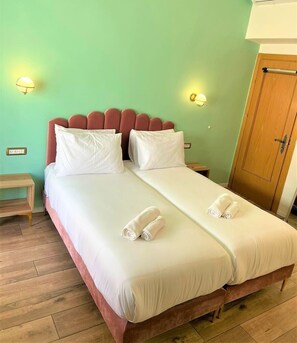 Habitació doble Deluxe, 1 llit de matrimoni | Roba de llit hipoal·lergògena, minibar, wifi gratuïta i roba de llit 