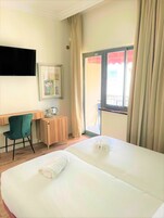 Deluxe-herbergi með tvíbreiðu rúmi - 1 meðalstórt tvíbreitt rúm | Ofnæmisprófaður sængurfatnaður, míníbar, ókeypis þráðlaus nettenging