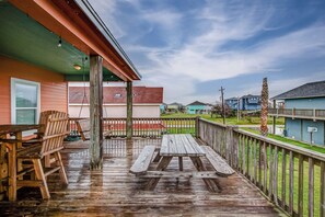 Outdoor dining - Crystal Moon - a 2 bedroom 2 bath home that sleeps 8. (Port Bolivar)