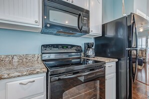 ثلاجة، ميكروويف، فرن، موقد طهي مسطح