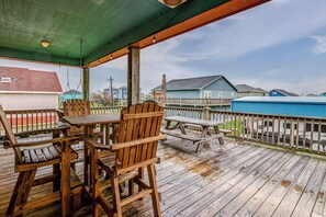 Outdoor dining - Crystal Moon - a 2 bedroom 2 bath home that sleeps 8. (Port Bolivar)