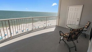 Een balkon met uitzicht op het strand en de oceaan.