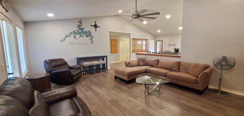 Beautiful 3 bedroom 2 bath home NEAR THE COUNTRY CLUB!